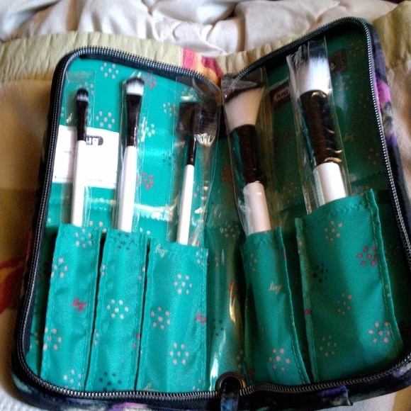 Lug quilted make-up brush travel case, brushes included NWOT - Picture 5 of 5